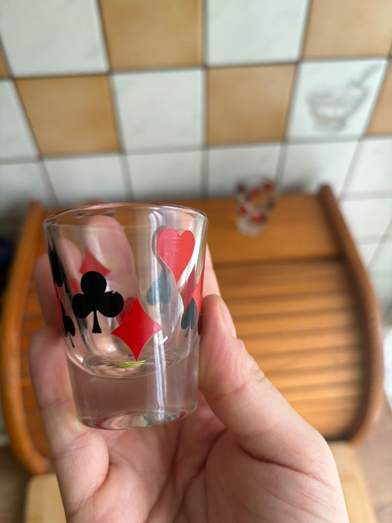 Kieliszki do wódki z motywem karcianym, vintage, retro styl