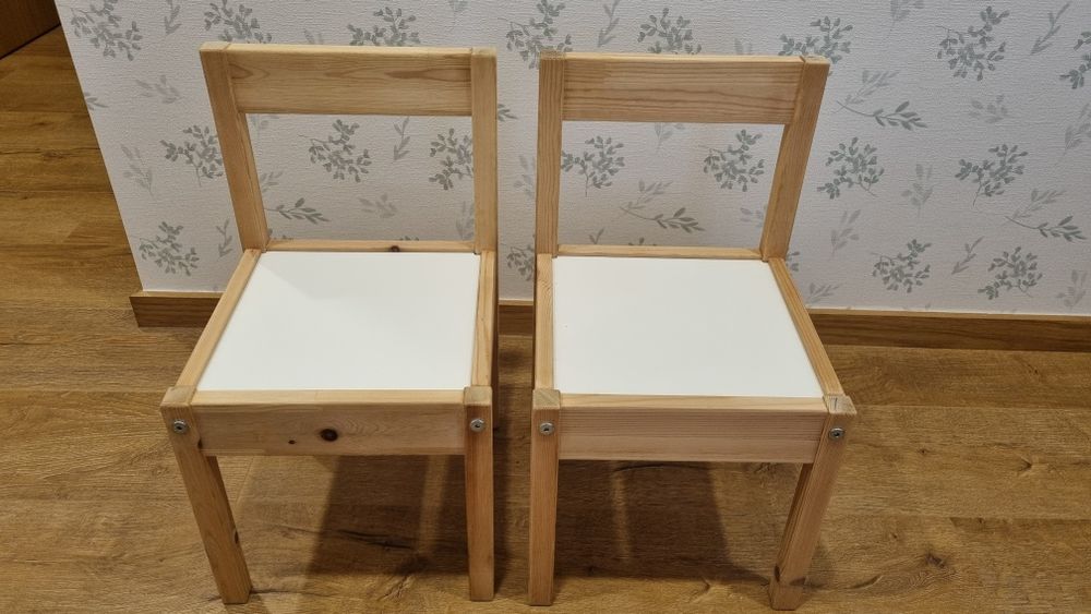 Mesa criança com cadeiras