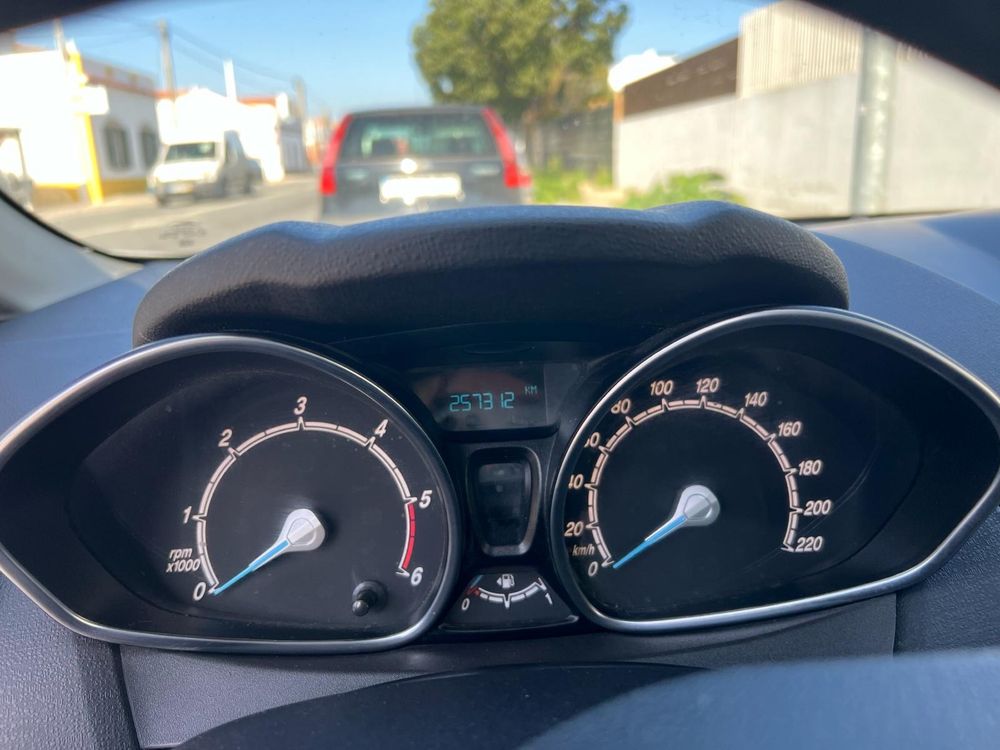 Ford fiesta muito economico sem nada a fazer