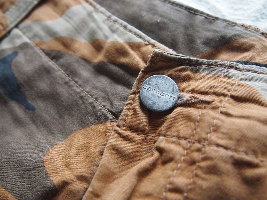 calças padrão camuflado marca Carhartt Homem