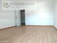 Apartamento T3 parcialmente remodelado