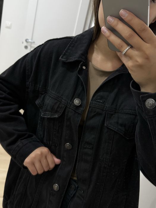 Джинсова куртка чорного кольору