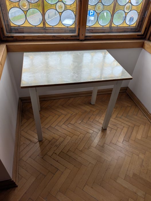 Stół drewniany z blatem laminowanym