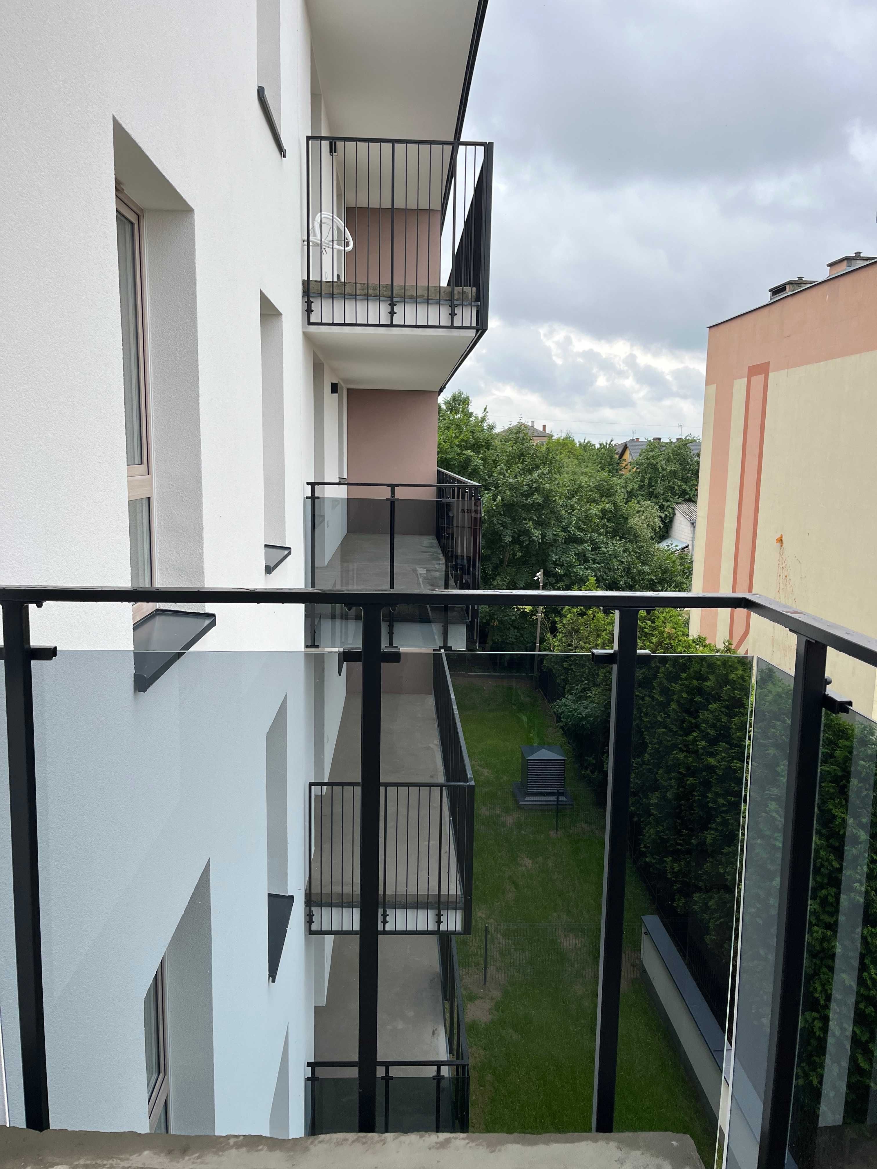 Balustrady balkonowe -szklane, ze stali czarnej i nierdzewnej