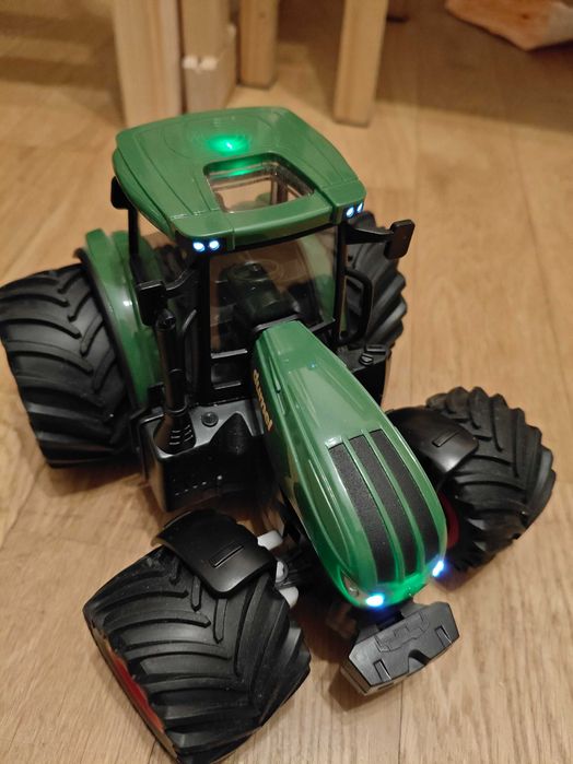 Zdalnie sterowany zielony traktor RC z przyczepą - Agro Pojazdy Dumel