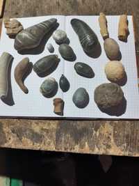 Каміння та рештки старовинних виробів з кремнію
