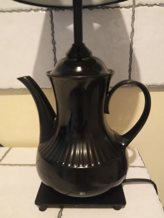 Lampka stołowa czarna