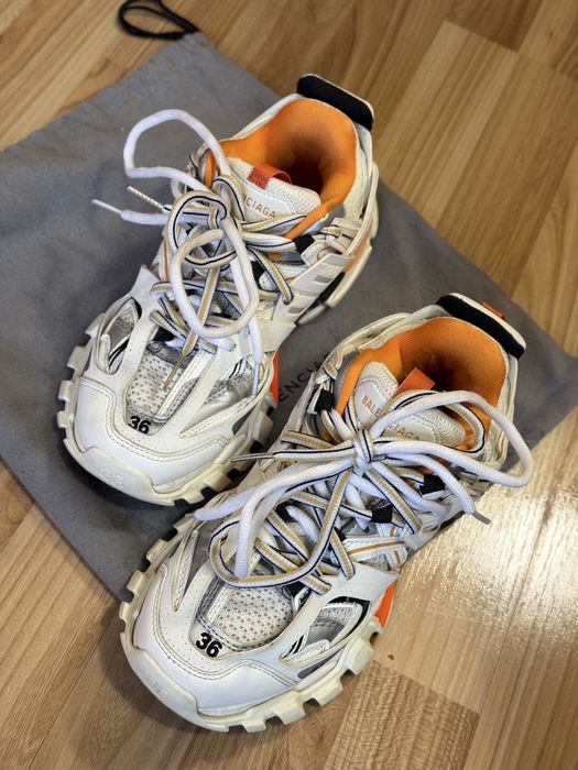 Balenciaga track orang