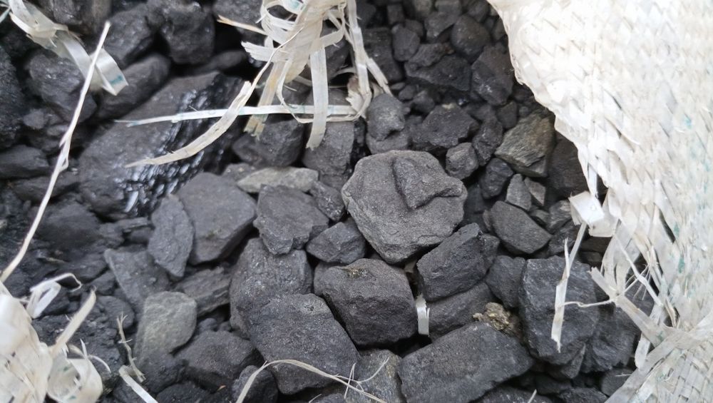 Уголь в мешках где-то 3 тоны.