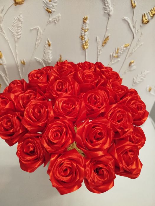 róże wykonane z satynowej wstążki