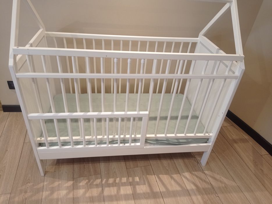 Łóżeczko domek 2w1 z funkcją wejścia dla malucha