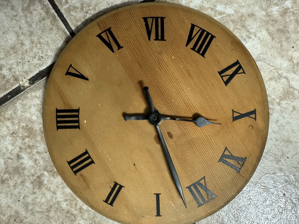 Zegar ścienny drewniany uszkodzony mechanizm