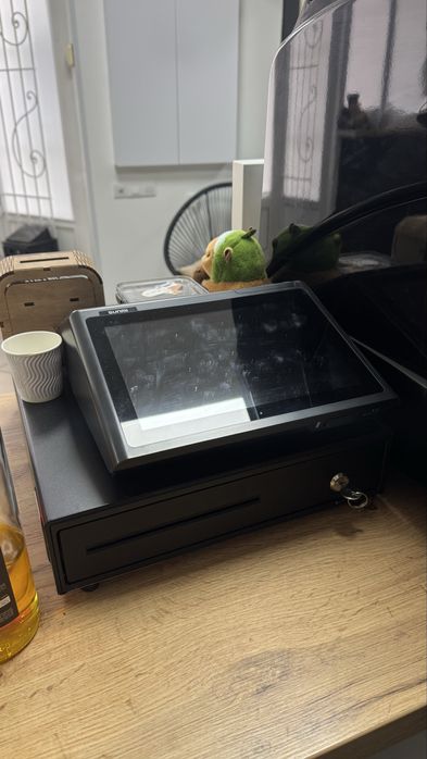 Кавомашина, кавомолка, вітрина для десертів, обладнання для кавʼярні