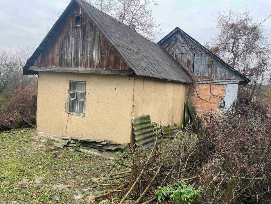 Земельна ділянка по вул. Свободи з будинком під реконструкцію