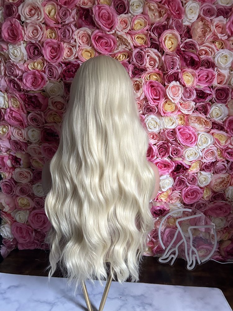 Peruka długie włosy falowana z grzywką blond wig