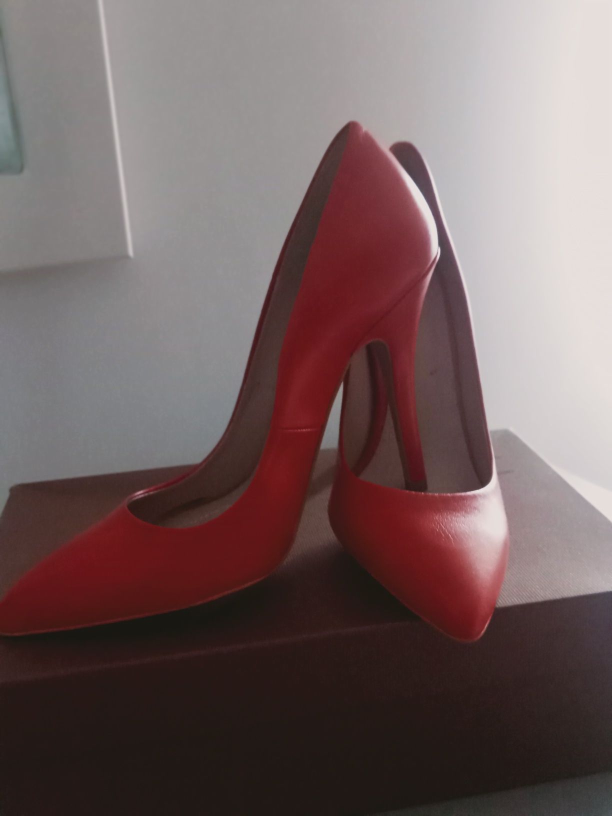 Sapatos e stileto cor alaranJado