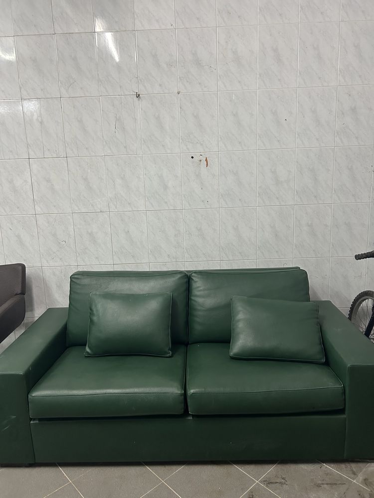 sofá verde médio