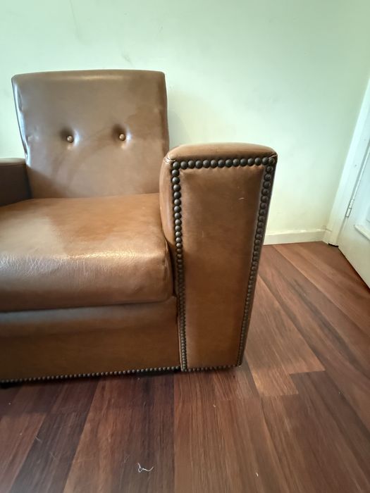 Dois cadeirões castanhos