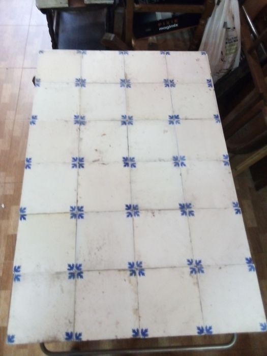 32 azulejos seculares.