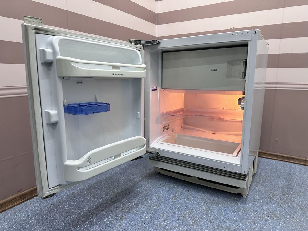 Холодильник вбудований барный Ariston BTS1614 в гарному стані