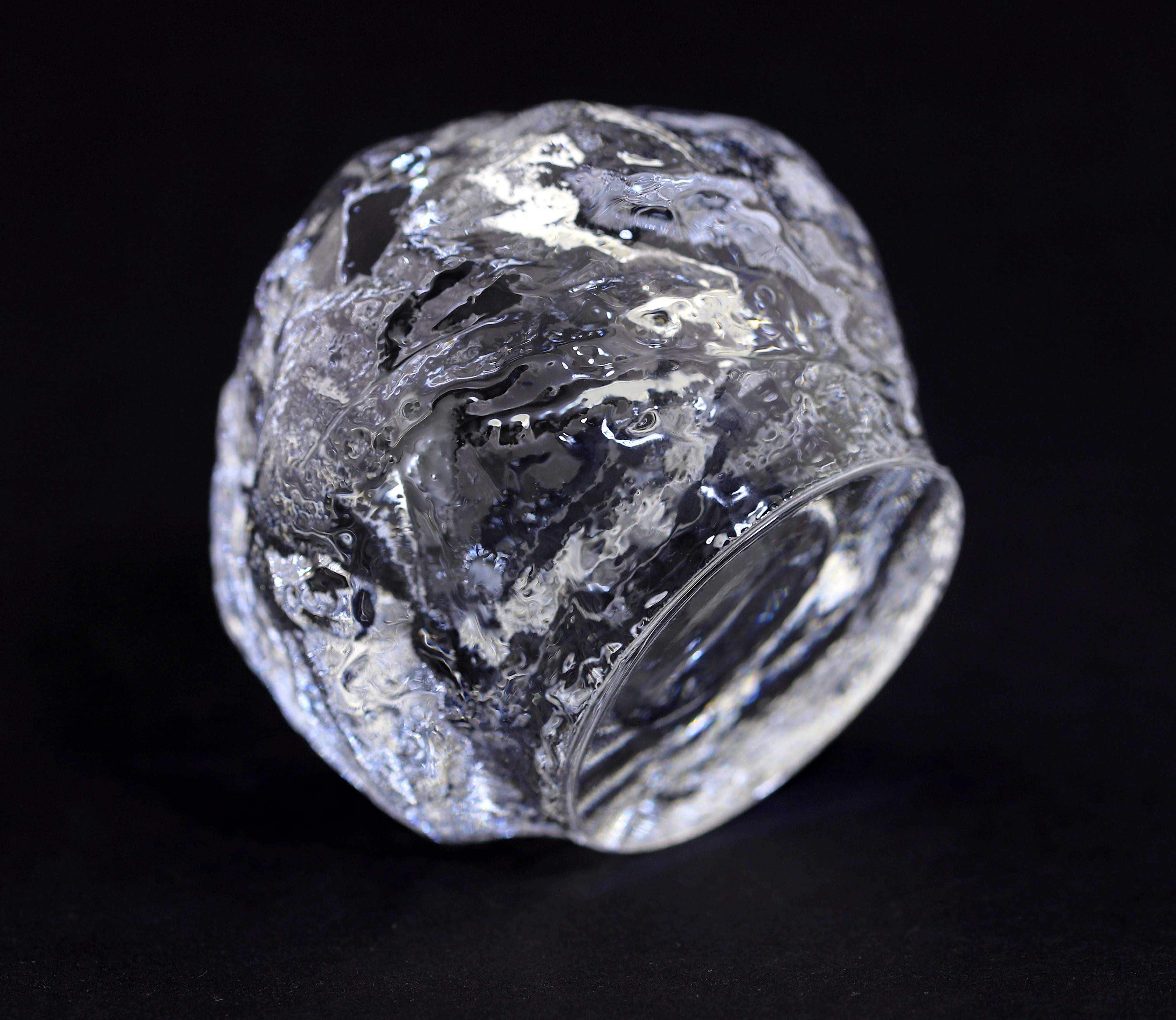 Świecznik szklany Snowball proj Ann Wolff Kosta Boda tekstura lodowca