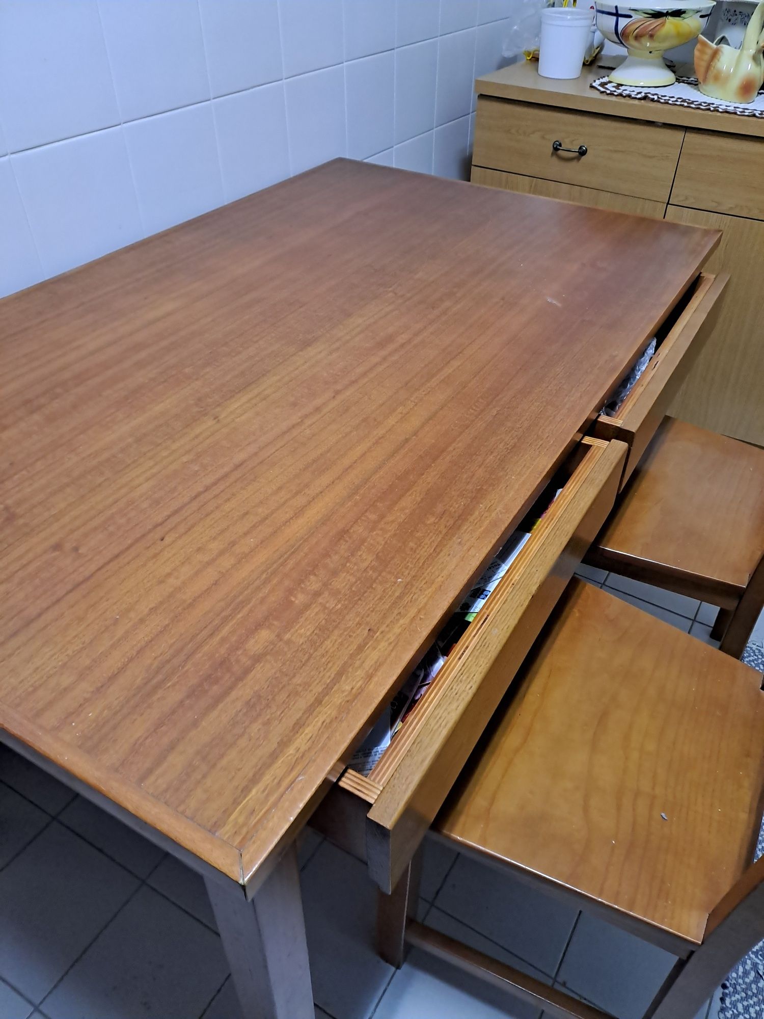 Mesa de refeição + 2 cadeiras