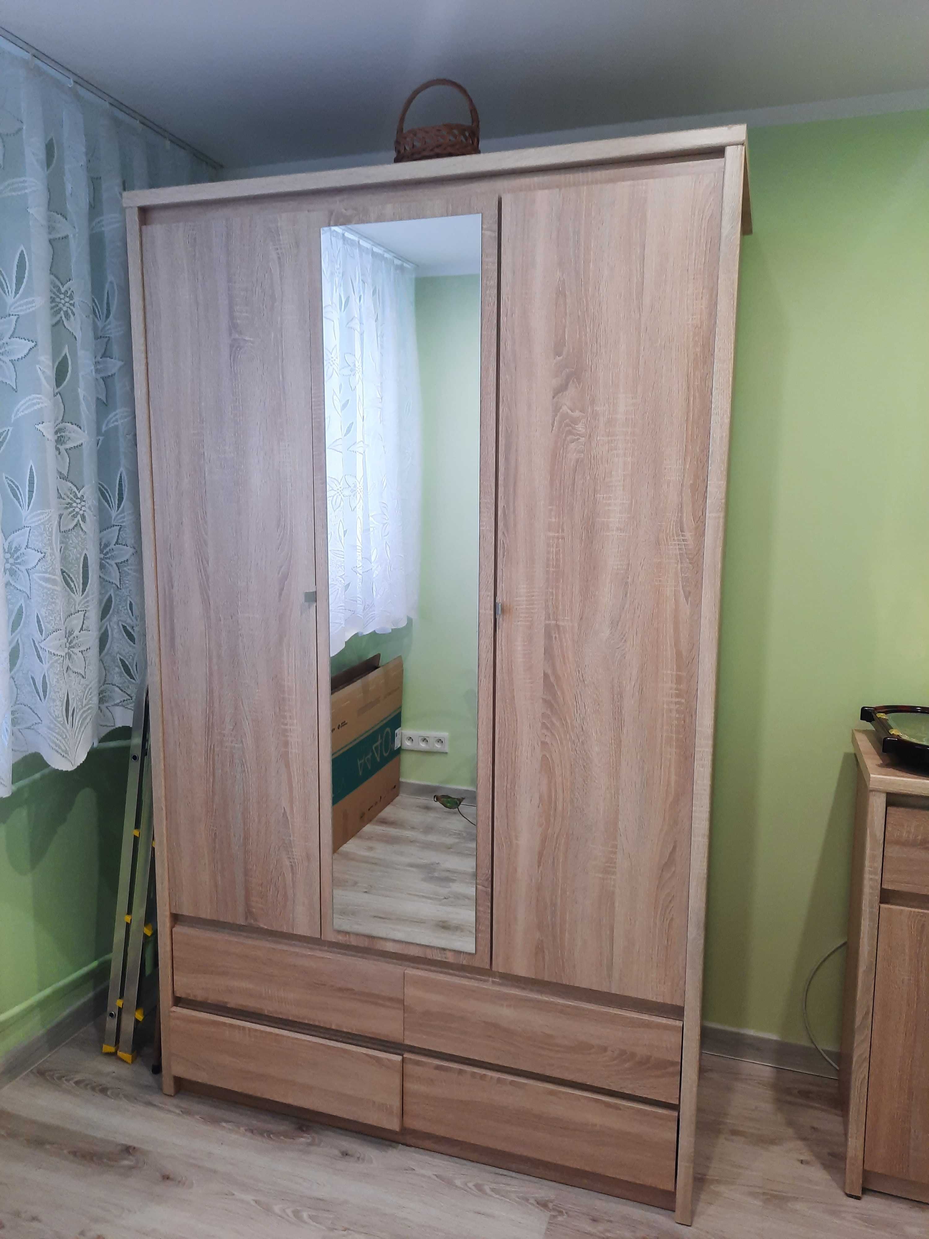 Nowa szafa z półkami i szufladami do pokoju