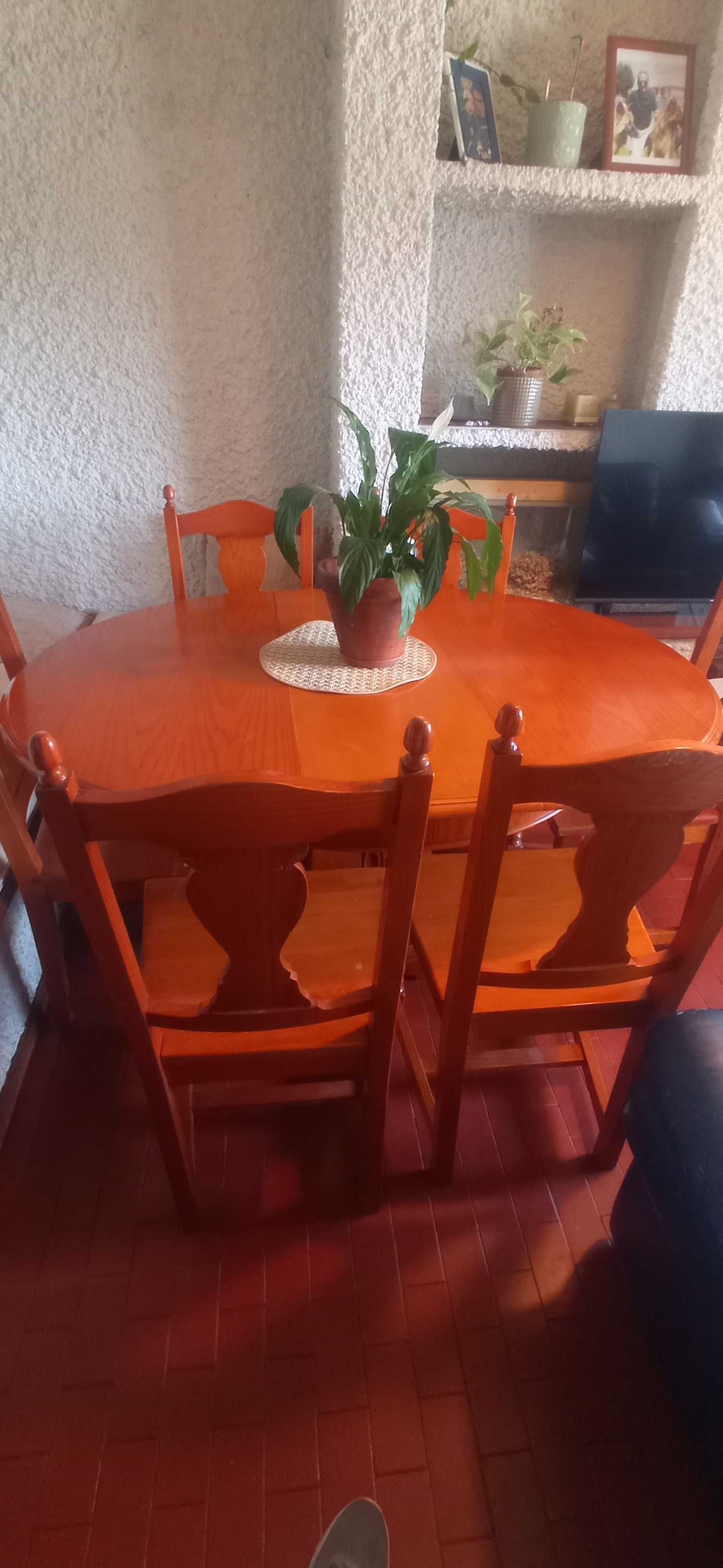 Mesa extensivel com seis cadeiras