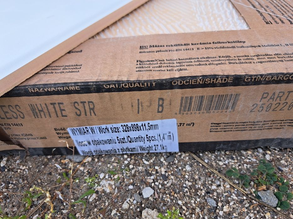 Pozostałości po budowie płytki Tubądzin Maciej Zień Timeless white