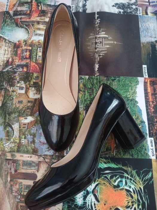 Якісні шкіряні туфлі Clarks лакові 39 розмір