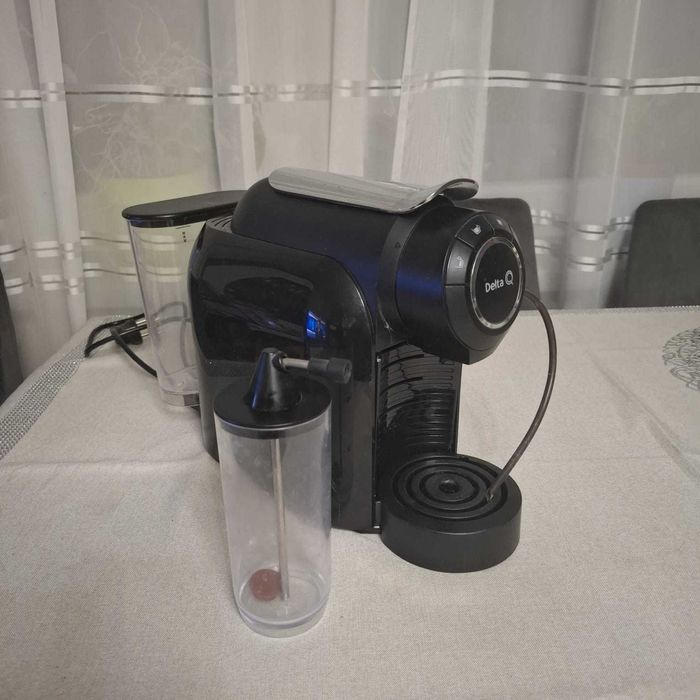 Ekspres do kawy Delta Q z pojemnikiem na mleko – sprawny