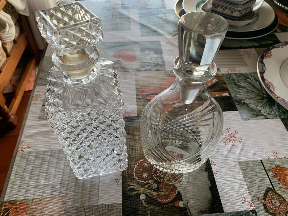 Garrafas de licor trabalhadas e antigas