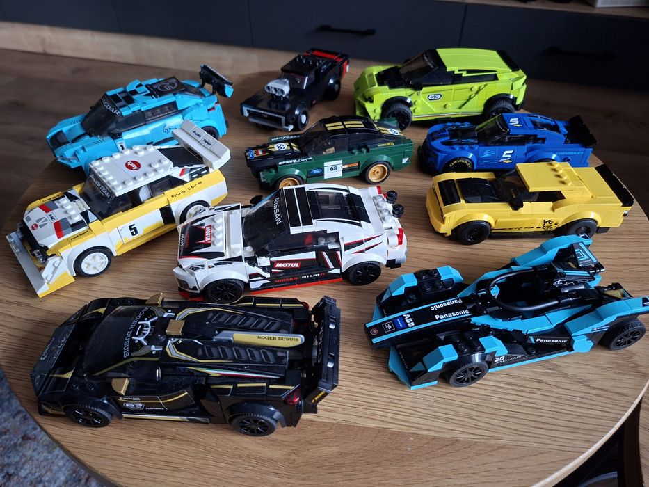 Lego zestaw 30 aut plus łódka i motor