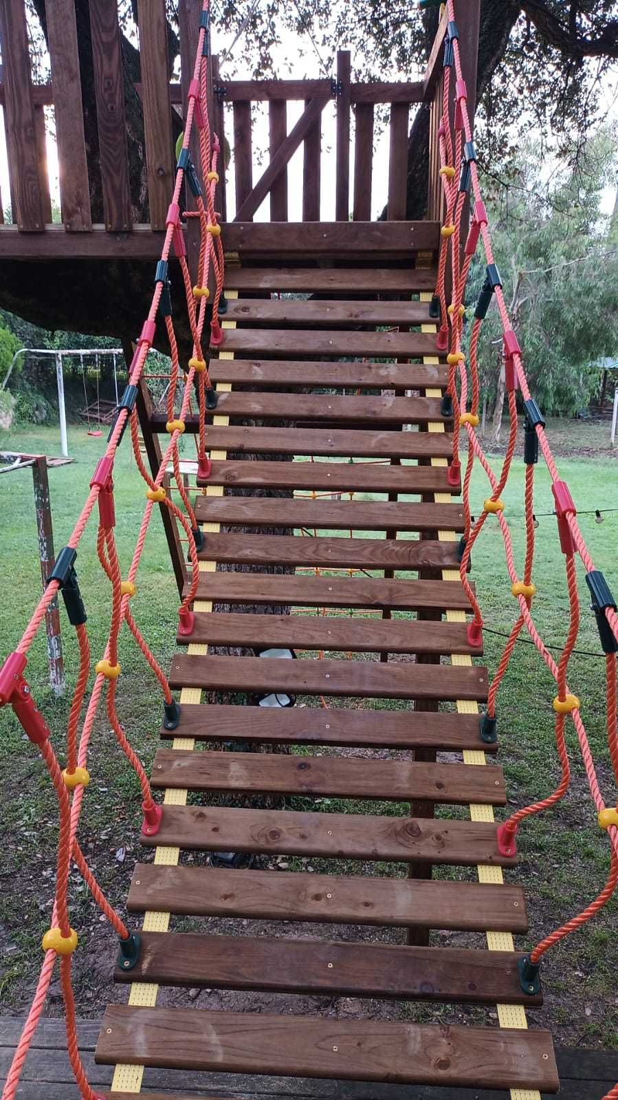 Parque infantil na árvore con tirolesa e ponte suspensa.