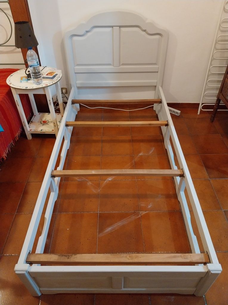 Cama de Solteiro em madeira
