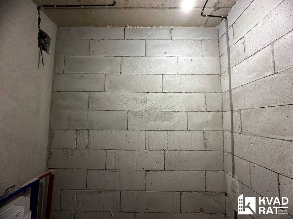 Здана двокімнатна квартира з чорновим ремонтом.