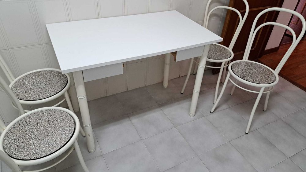 Mesa madeira e cadeiras