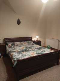 Drewniane łóżko 160/200 ze stoliczkami i lampkami w komplecie