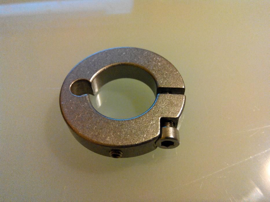 Pierścień zaciskowy -aluminium lub stal.