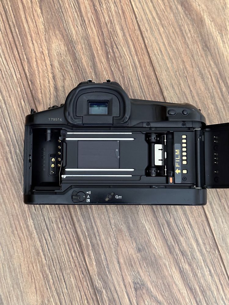 Canon EOS-1 плівкова камера