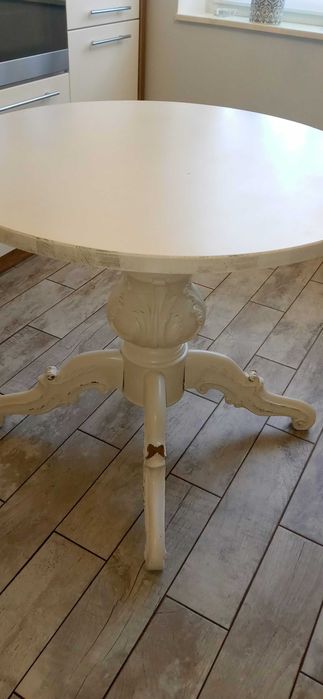 Okrągły stół z rzeźbioną nogą