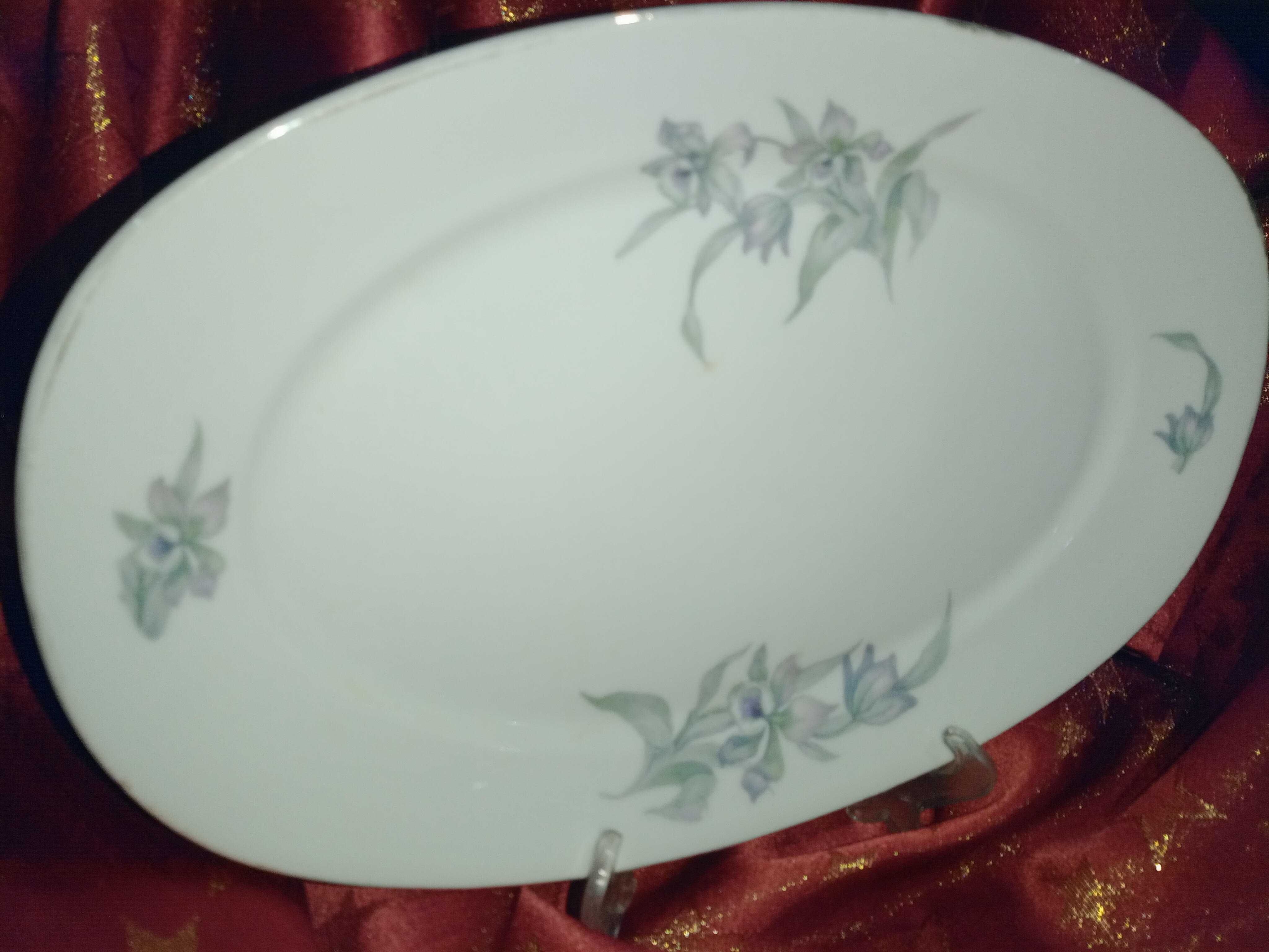 Półmisek porcelanowy w białym kolorze w kwiaty i z złotą obwódką.