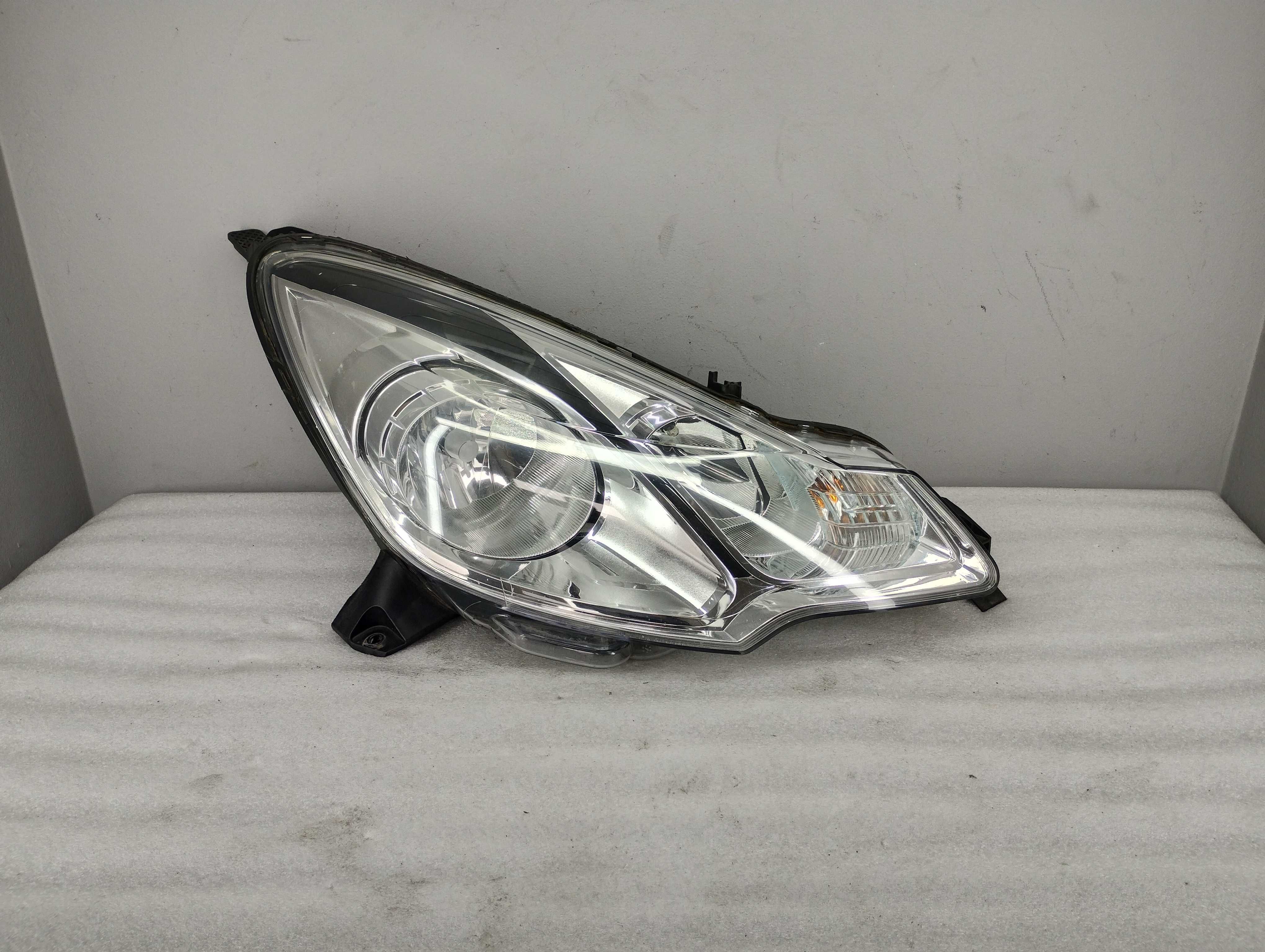 Lampa Reflektor Prawy Citroen C3 II DS3 EU! Czarny dekor