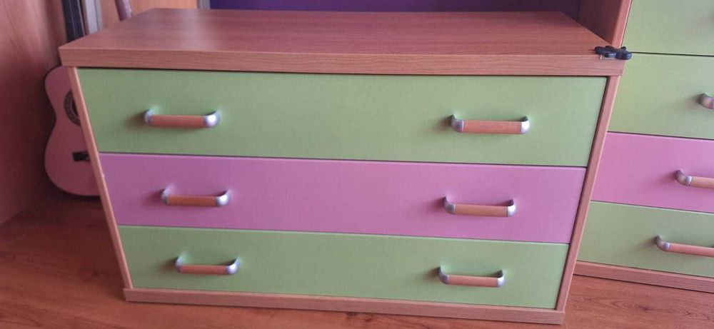 Cómoda madeira com gavetas verdes e rosa