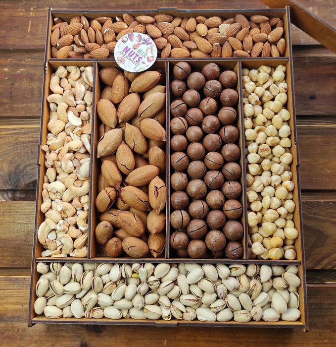 Смачний подарунковий бокс набір з горіхів, подарунок чоловіку хлопцю