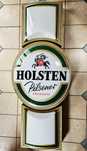 Duży neon z reklamą piwa Holsten