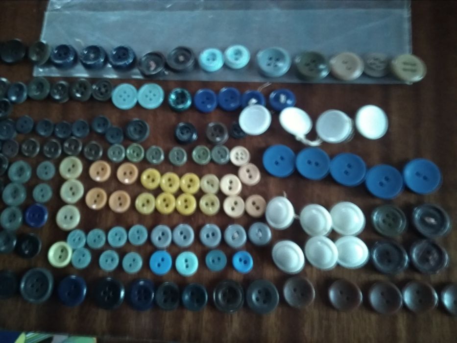 Лоскут, остатки гипюра.Кружево. Пуговицы.