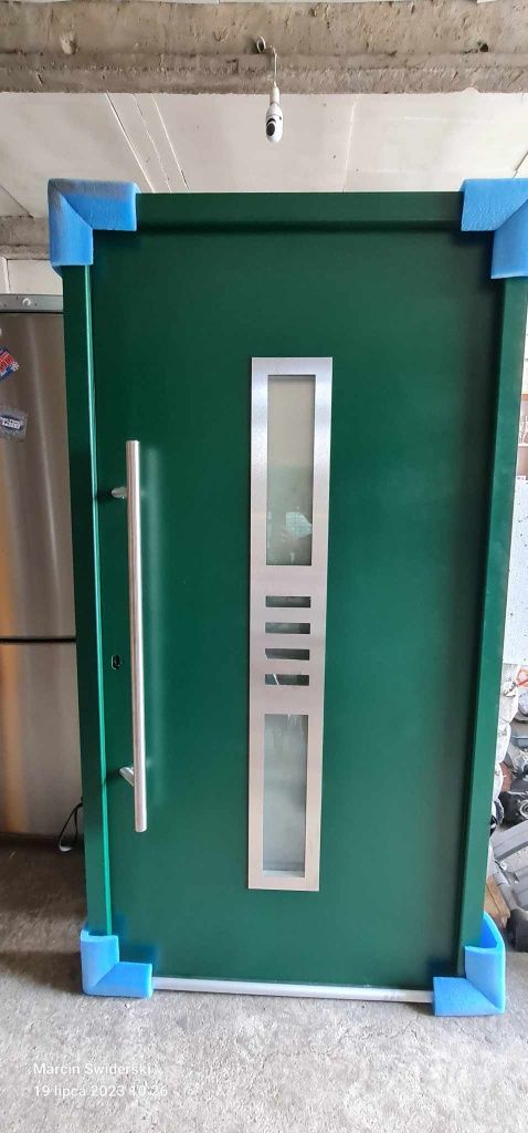Drzwi zewnętrzne zielen zielone z antabą i ocieplaną aluminiową oścież