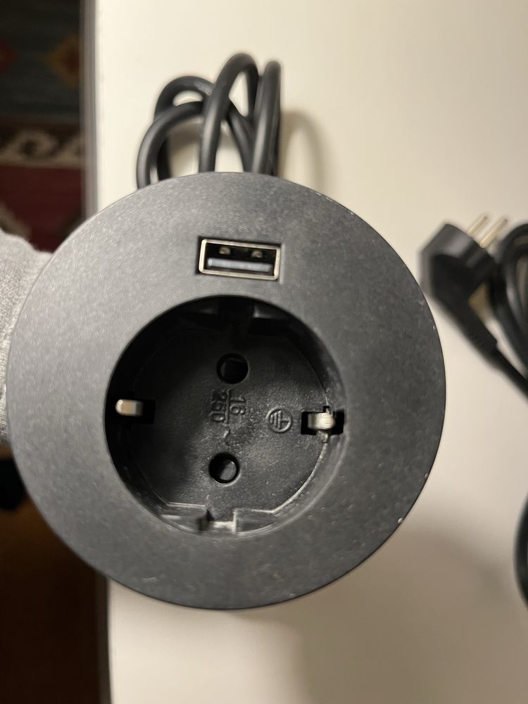 Tomada de secretária 2P+T+1USB