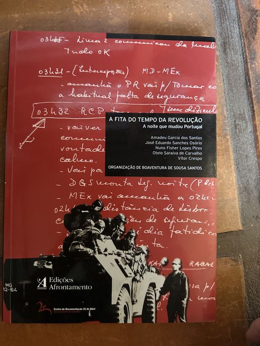 Livro a fita do tempo da revolução: a noite que mudou Portugal. Organização de Boaventura de Sousa Santos